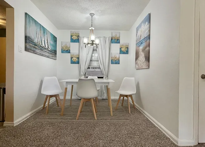 Pet Friendly, 5 Minutes To Town, 20 Miles To The Holiday home