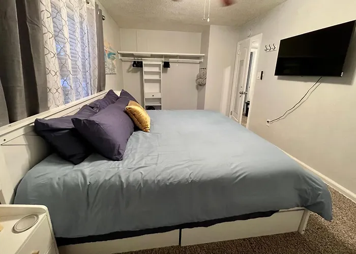 Pet Friendly, 5 Minutes To Town, 20 Miles To The Holiday home