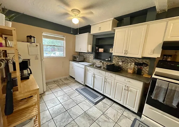 Holiday home Pet Friendly, 5 Minutes To Town, 20 Miles To The Pensacola