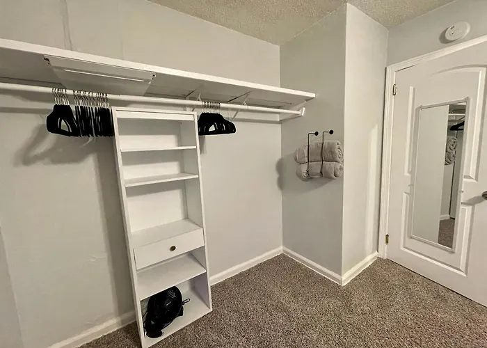 Pet Friendly, 5 Minutes To Town, 20 Miles To The Holiday home *