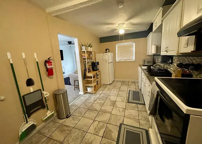 Pet Friendly, 5 Minutes To Town, 20 Miles To The Holiday home *