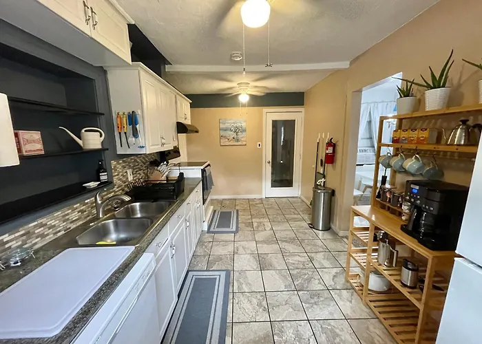 Pet Friendly, 5 Minutes To Town, 20 Miles To The Holiday home Pensacola