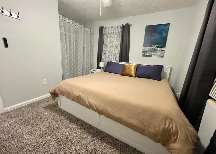 Pet Friendly, 5 Minutes To Town, 20 Miles To The Holiday home *