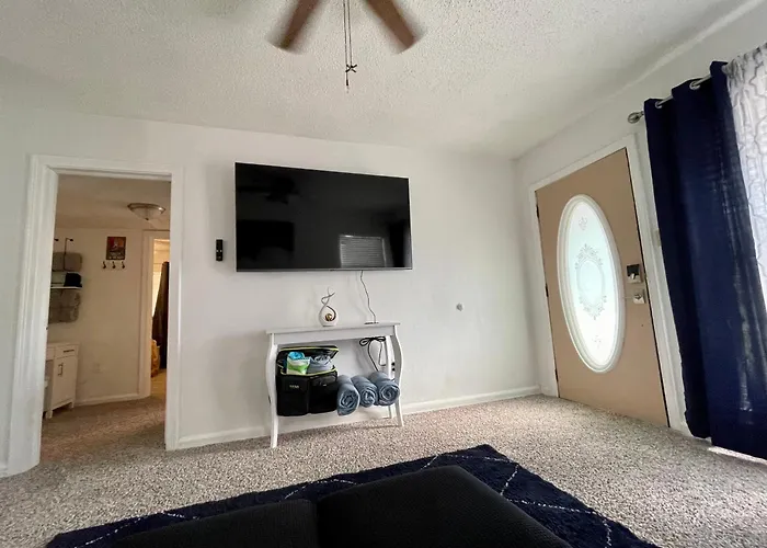 Pet Friendly, 5 Minutes To Town, 20 Miles To The *