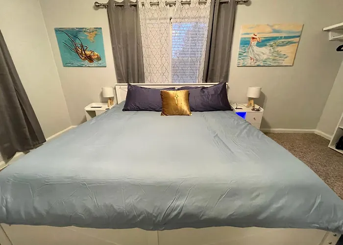 Pet Friendly, 5 Minutes To Town, 20 Miles To The Holiday home Pensacola