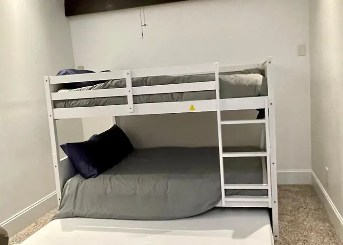 Pet Friendly, 5 Minutes To Town, 20 Miles To The Holiday home
