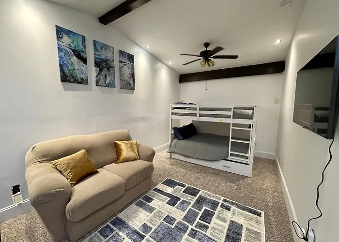 Pet Friendly, 5 Minutes To Town, 20 Miles To The Holiday home Pensacola