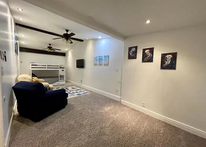 Pet Friendly, 5 Minutes To Town, 20 Miles To The