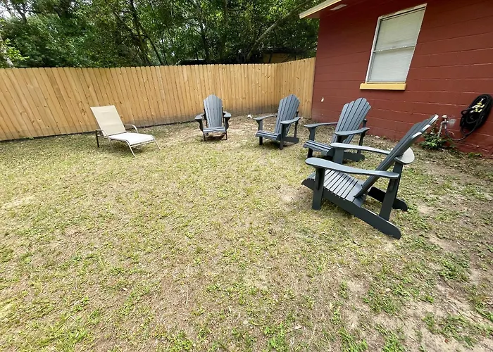 Pet Friendly, 5 Minutes To Town, 20 Miles To The Holiday home *
